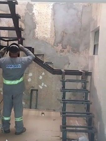 Каркас металлической лестницы закрытого типа - пример выполнения