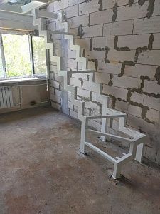 Пример лестницы на ломанных косоурах